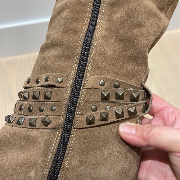 Suede leather boots with metal rivet details - Picture 9 of 15